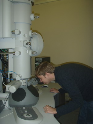 Максим Дорогов (г. Тольятти) изучает пентагональные частицы меди на высокоразрешающем просвечивающем микроскопе Tecnai G2 20F S-TWIN