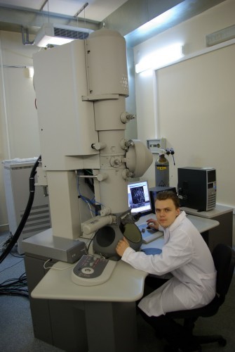 Голосов Евгений Витальевич за работой на просвечивающем электронном микроскопе